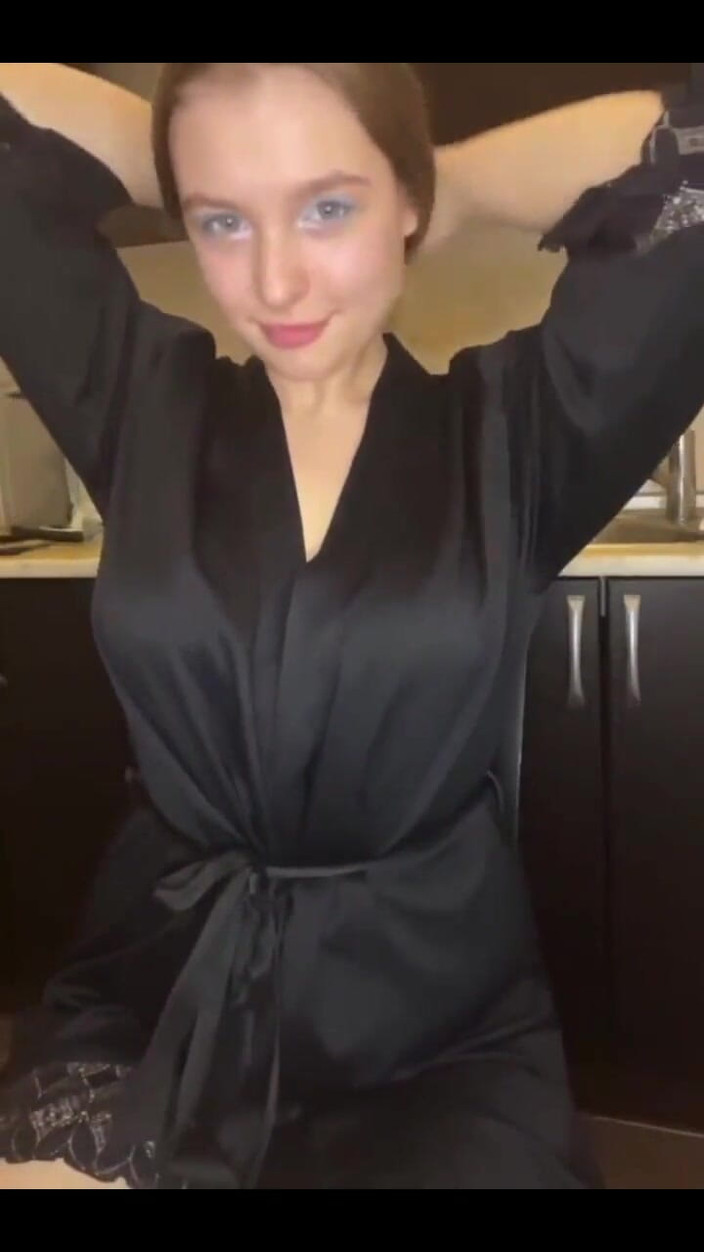 JuiceLussie: Holka sedí na tváři a masturbuje