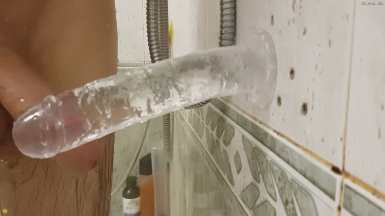 HeIsSooThin: Succhiando il mio nuovo grosso dildo e cercando di scoparlo!