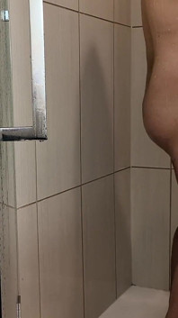 Mẹ kế châu Á tắm trong khách sạn, thủ dâm và bắn tinh