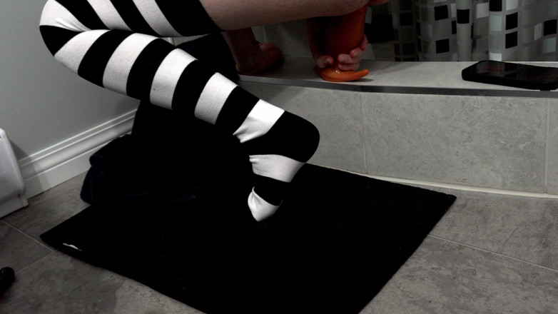 Fempolar: Il femboy lotta per ottenere un lungo dildo plug dentro