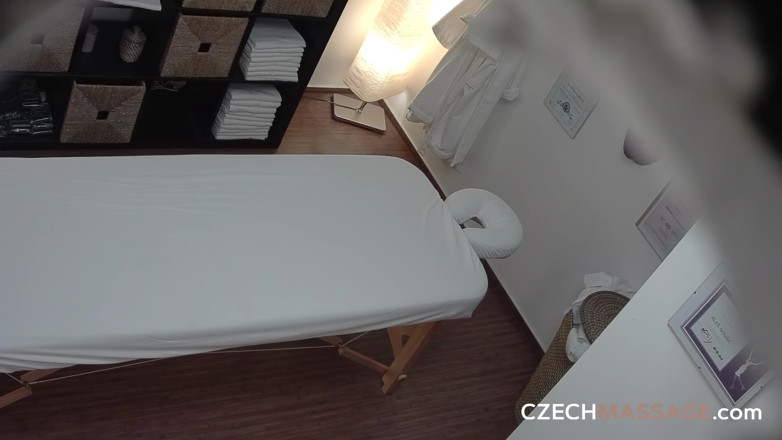 Czech Massage: Czech massage 15: si seksi rambut cokelat mengontrol tukang pijatnya