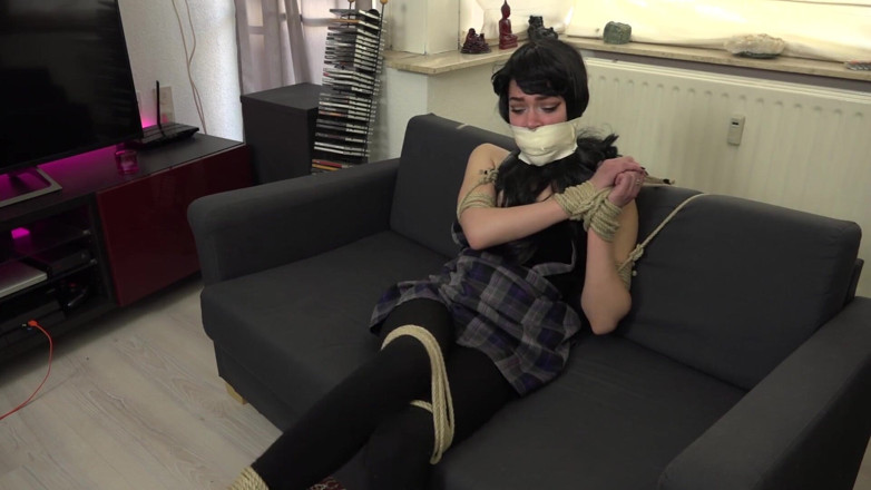 Restricting Ropes: Luna grey - diikat di sofa