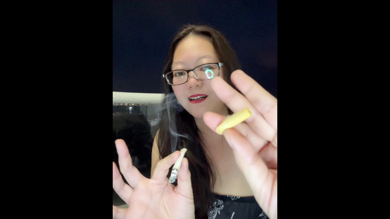 Smoking Asian: Darkside fumando asiática mordendo, extraindo filtro de cigarro imundo + brilho...