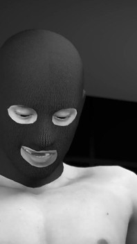 Gilf con culo grosso ebano cavalca un grosso cazzo bianco