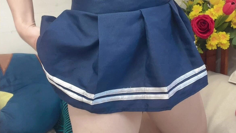 sweethanajapanese: Drobná Hana v oblečení na vysoké škole šuká banán ovoce Sexy kouření