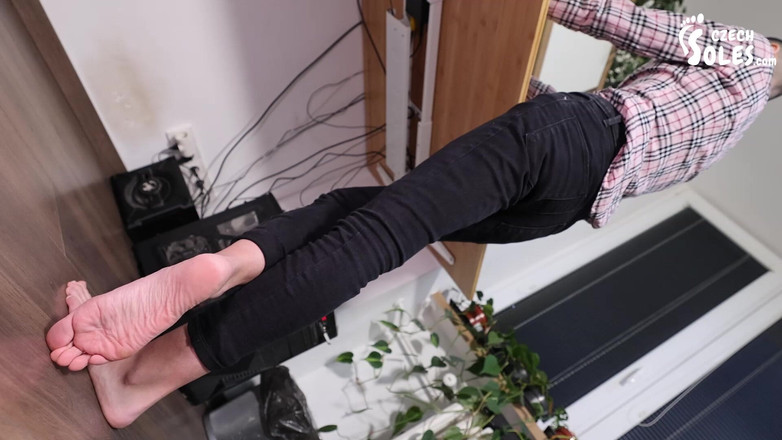 Czech Soles - foot fetish content: Attraversando i confini del feticismo del piede al lavoro