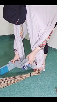 クリアなヒンディー語のオーディオで部屋を掃除しながら、黒い透明なパジャマを通して大きなお尻を見せる大きなお尻のアマチュアインドイスラム教徒のメイド
