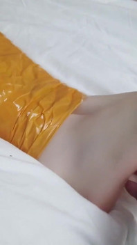 มุมมองบุคคลที่หนึ่งบันทึกภาพแฟนสาวที่ถูกพันด้วยเทปตั้งแต่หัวจรดเท้าด้วยเท้าเปลือยที่สวยงามของเธอ