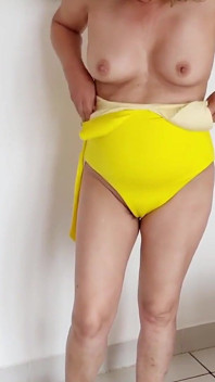 Filmuję moją macochę zakładając bikini, abym mógł się masturbować podczas oglądania.