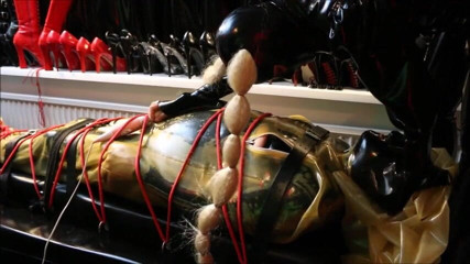 Rubber And Bondage Girl Kim: Prendere in giro un impotente schiavo di gomma