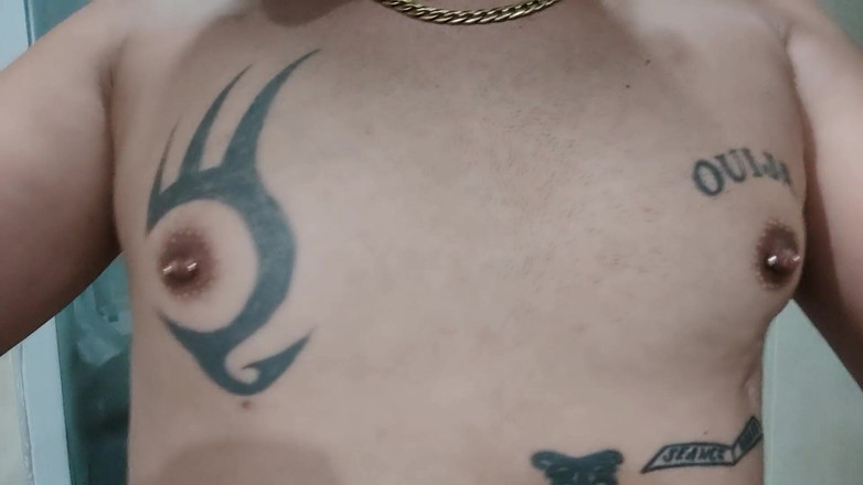 Idmir Sugary: Arătând sânii tatuați și sfârcurile cu piercing - strângerea și atingerea sânilor - țâțe Joc