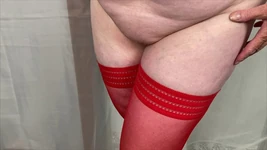 Fru mogna fötter som bär sina sexiga röda fisknät hold ups och bär hennes waspie