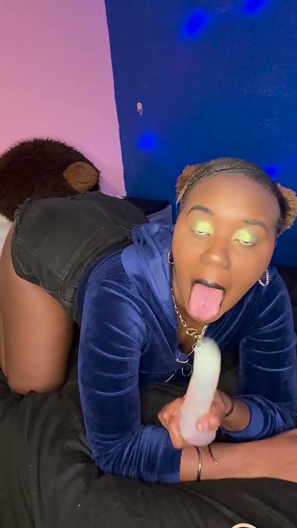 ALLIYAH ALECIA: Alliyah Alecia lutscht dildo-schwanz