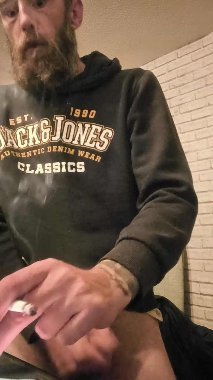 Smoking stoker: Masturbando mi gran polla dura y fumando