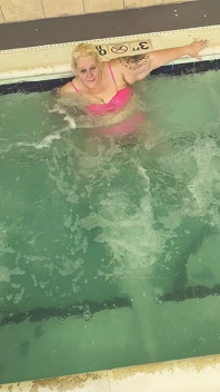 Davisdesires è in piscina guarda la sua figa sbavata