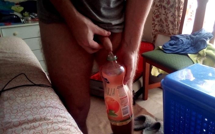 Sex hub male: Bela vista de John mijando em uma garrafa