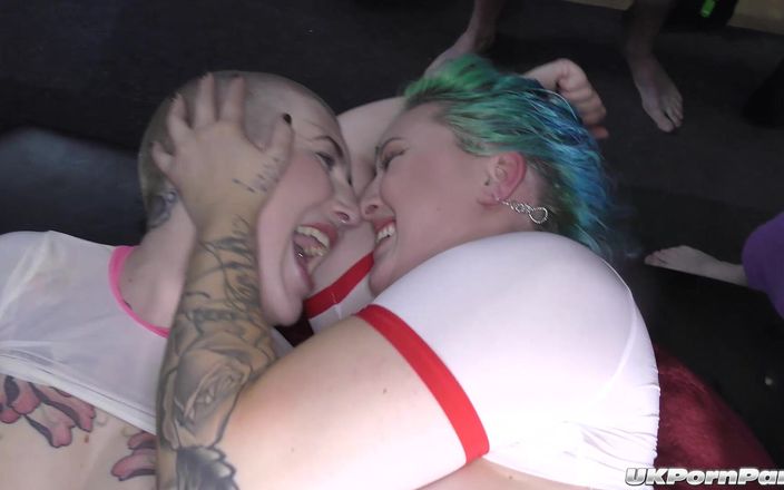 UkXXXpass: Gangbang-fick und gesichtsbesamungen für schöne Ruby und Pixie