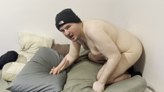 Simon Sullivan: Bear si vezme 2 dilda. Nastavit pražení, hluboké hrdlo a DP.