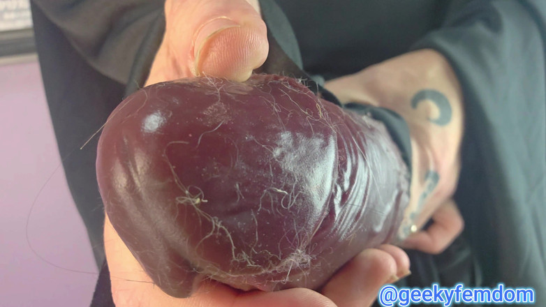 Geeky Femdom: Hurlement vierge échappatoire