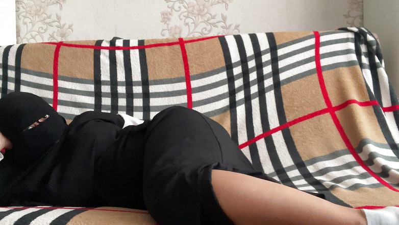 Lux Eva: 히잡을 쓴 시리아 아랍 소녀, 흰색 팬티로 젖은 보지를 애널 섹스