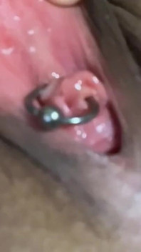 Ftm Femboy masturbuje s piercingem