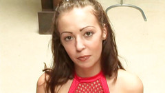 Fuck And Go: POV에서 큰 곡괭이를 자위하는 음란한 갈색 머리 소녀