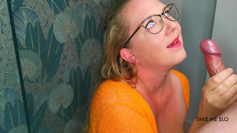 TakeMeSlo: Aku nggak nyangka sperma sebanyak itu - pov nyepong kontol dan...