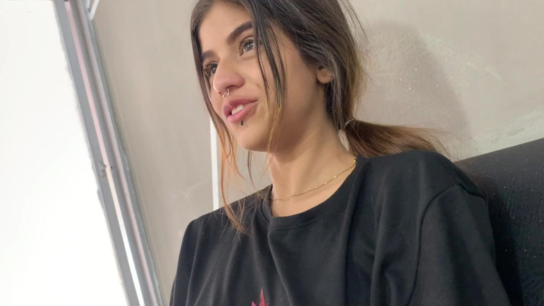 TUflacasex123: Üvey kız kardeşim beni gömleksiz göremiyor çünkü bana olan arzuları artıyor