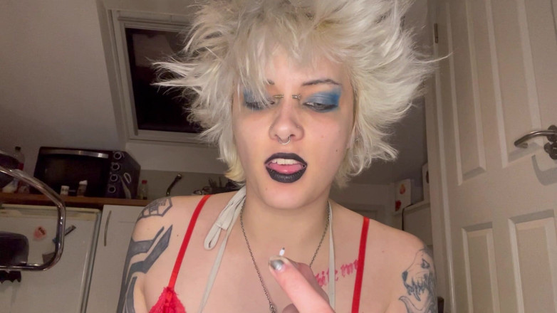 Glitterqueen1999: Drobný muž se vplíží do vody sester