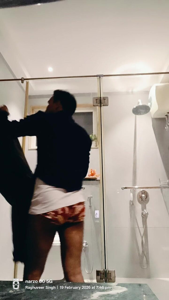 Rajasthani-old-lover: Anziehen und masturbieren