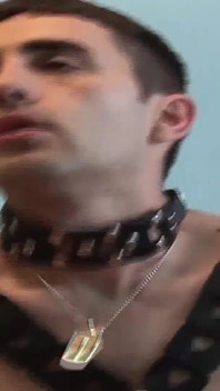 자지를 따먹고 격렬한 애널 섹스를 즐기는 젊고 미시 남자