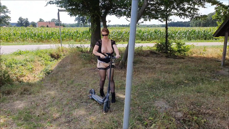 UserBitch1: Frivolo Sulla Strada Con Il Monopattino Elettrico