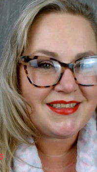 Apel video pentru mama vitregă matură mare și frumoasă excitată