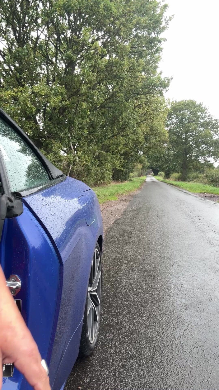 Kellycd2022: Crossdresser seksi kellycd2022 untuk berkendara dengan stoking merah tanpa ampun...