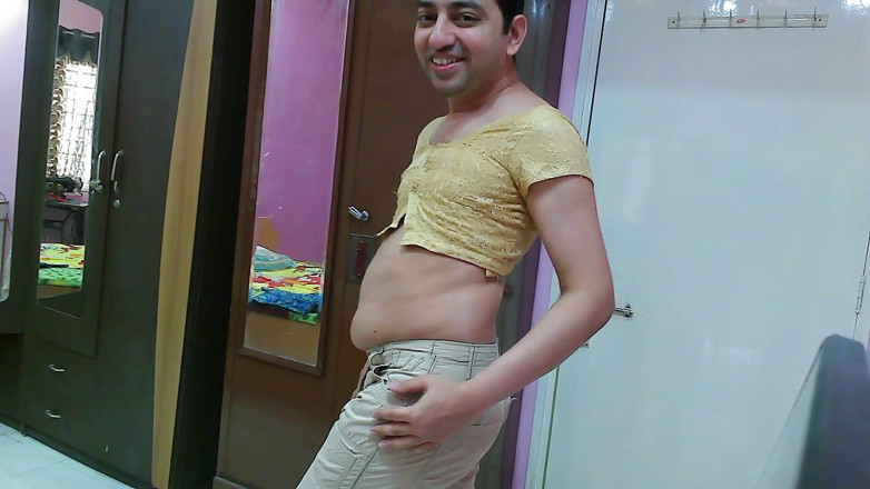 Cute & Nude Crossdresser: 可爱的娘娘腔变装者 femboy Sweet 棒棒糖在上衣和裤子。