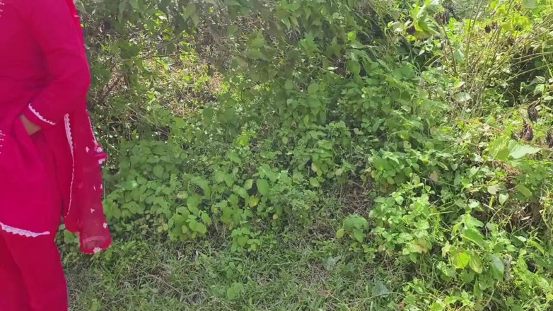 Sona bhabhi: Hermosa chica bengalí se muestran tetas en al aire libre...