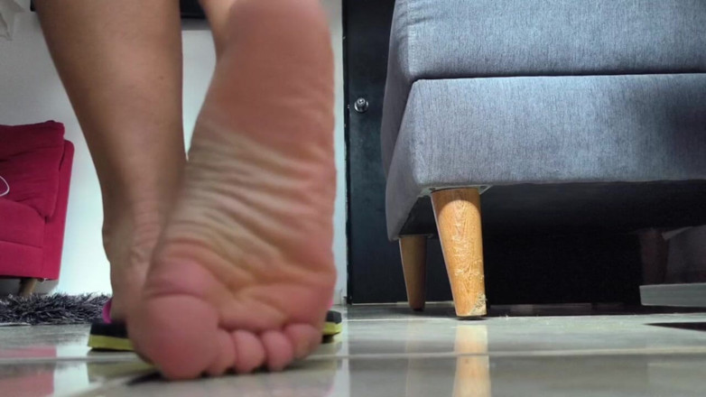 Isabel: Voetaanbidding met teenslippers