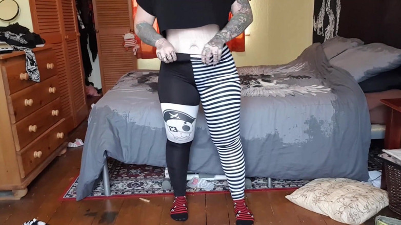 Tattooed Milfy Mama: PAWG streching and cumming in leggings