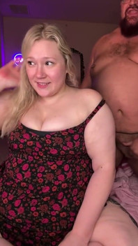 Un grande orso solleva il vestito di maialino rosa e si sbatte la figa