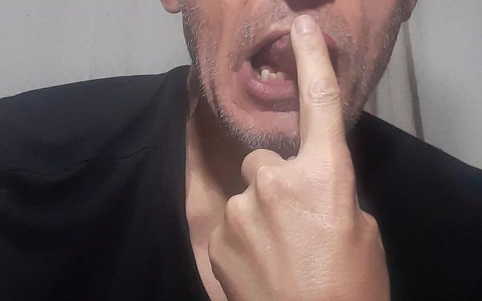 Big uncut hard cock: Ein warmer romantischer liebender Kuss mit mund und zunge lässt...