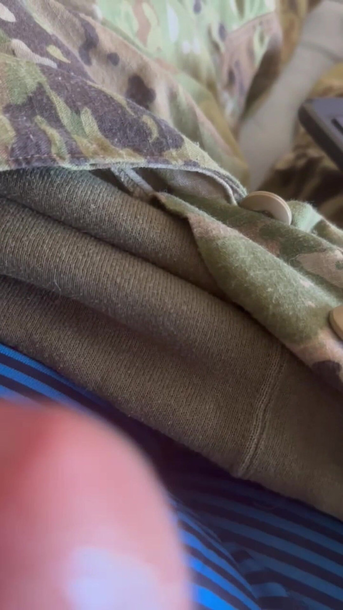 Gay Soldier Stuff: Солдат дрочит свой член через дырку в его ocps