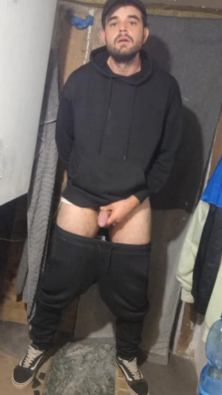 jerkofflover: 滑冰运动员在废弃建筑中射精