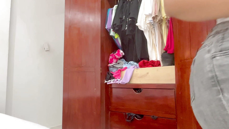 Katrina4deluxe: Mycket stor röv hembiträde byter kläder