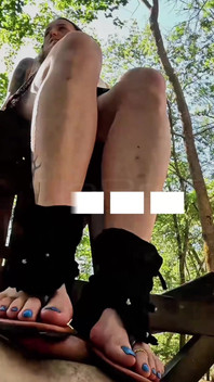 Próxima dominatrix del bosque: sumisión debajo de las plantas.
