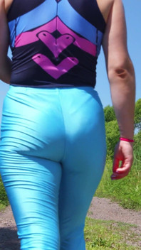 Mein arsch geht draußen in blue leggings durch den Park!