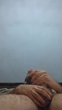 Chlap s velkým ptákem masturbuje