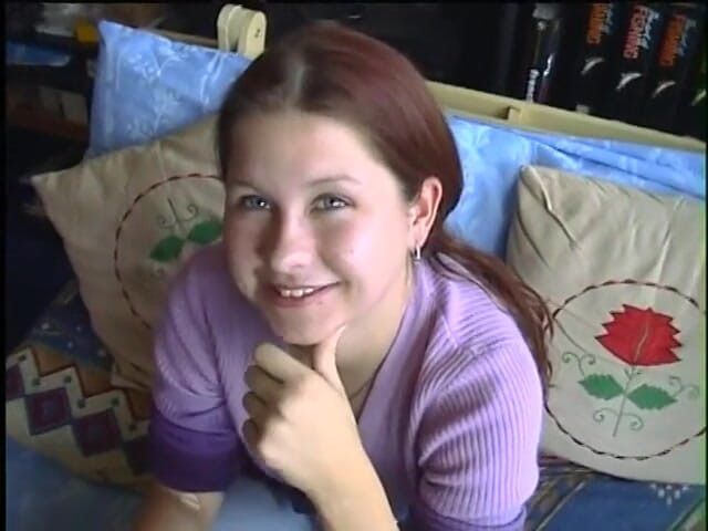 Old Good Porn: La giovane mora si spoglia e fa un pompino affamato...