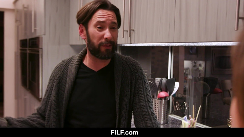 FILF - Father I'd Like To Fuck: Fiica vitregă cu sânii mari adoră să-l călărească pe tatăl...