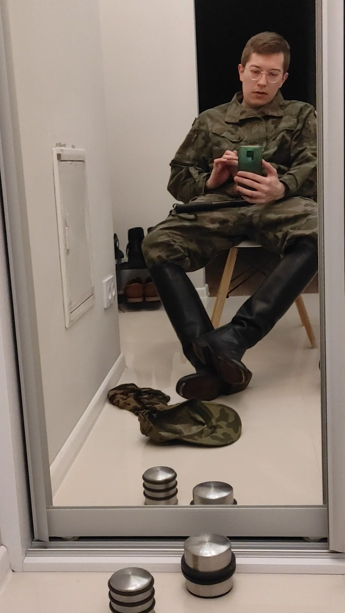 Gayfucker25: Soldaat masturbeert in Military Officers 2