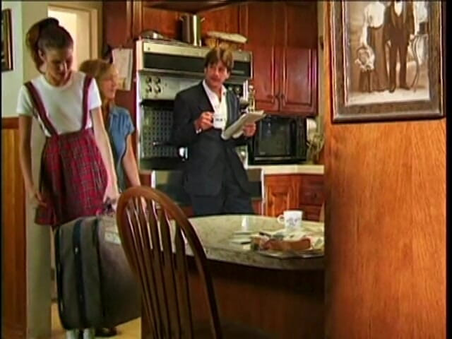 Dangerous Teens: Junges schätzchen masturbiert in ihrem schlafzimmer, als ein typ reinkommt,...